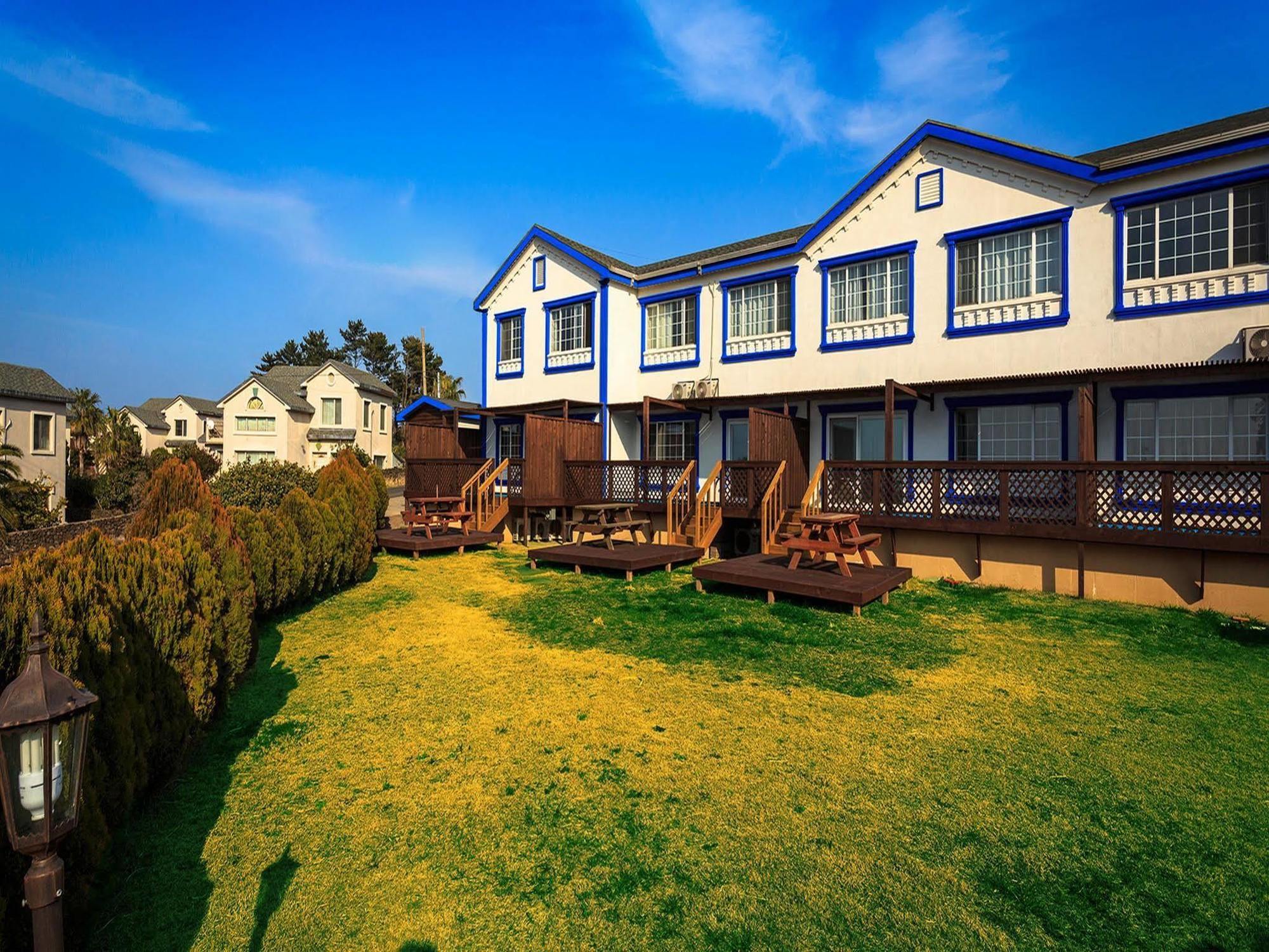 White Dream Pension Чеджу Екстериор снимка