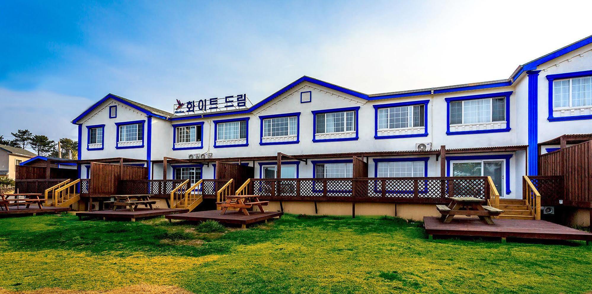White Dream Pension Чеджу Екстериор снимка
