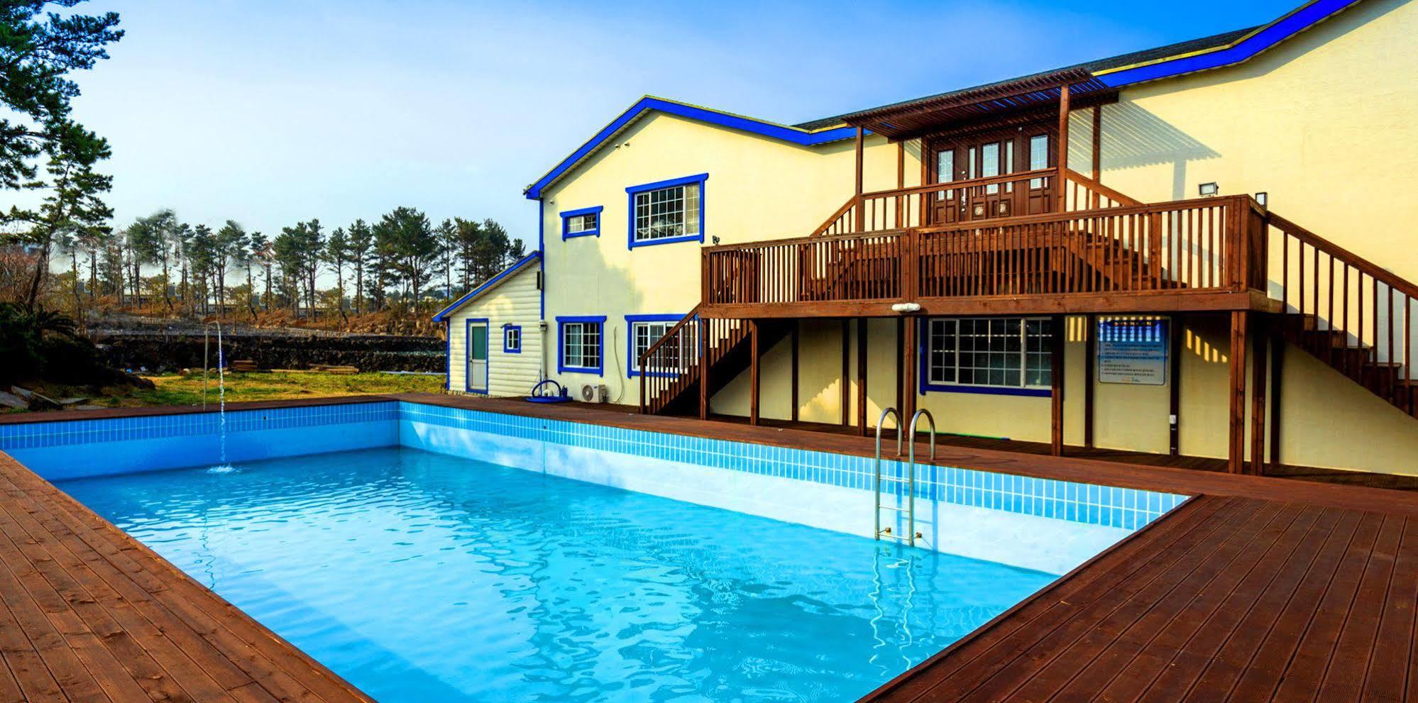 White Dream Pension Чеджу Екстериор снимка
